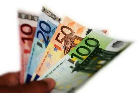 Bancnote euro de diferite valori, ilustrând diversitatea designului.