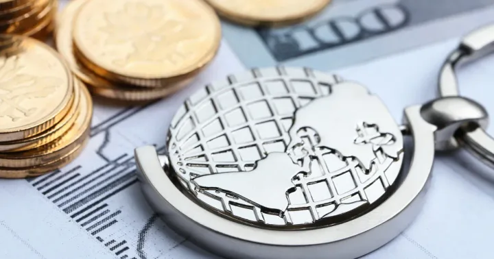 Simboluri financiare și economice reprezentând provocările României în 2026.