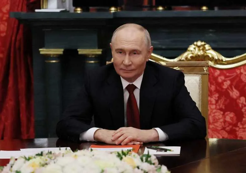 Vladimir Putin în timpul unei întâlniri oficiale la Kremlin.