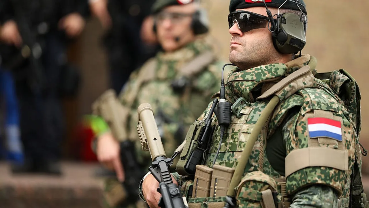 Soldat olandez în echipament militar, pregătit pentru misiune.