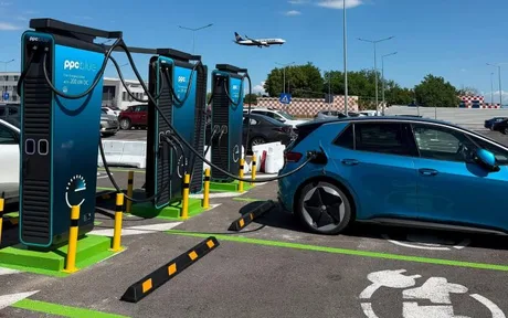 Stații de încărcare rapidă pentru vehicule electrice la Aeroportul Otopeni.