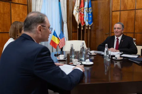 Discuții între premierul României și ambasadorul SUA despre investiții și securitate.