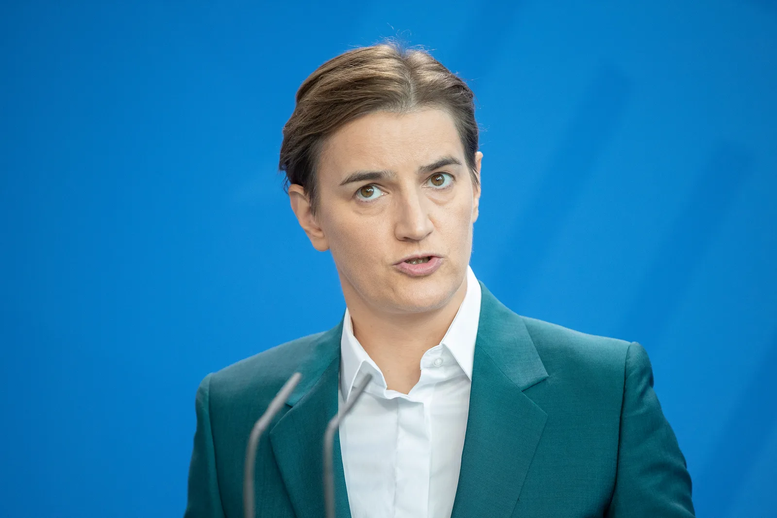Ana Brnabić, prima femeie președinte interimar al Serbiei, în context politic tensionat.