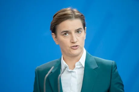 Ana Brnabić, prima femeie președinte interimar al Serbiei, în context politic tensionat.