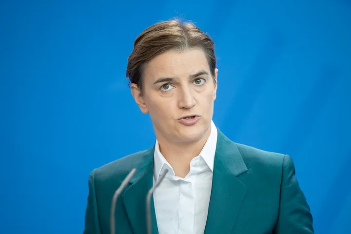 Ana Brnabić, prima femeie președinte interimar al Serbiei, în context politic tensionat.