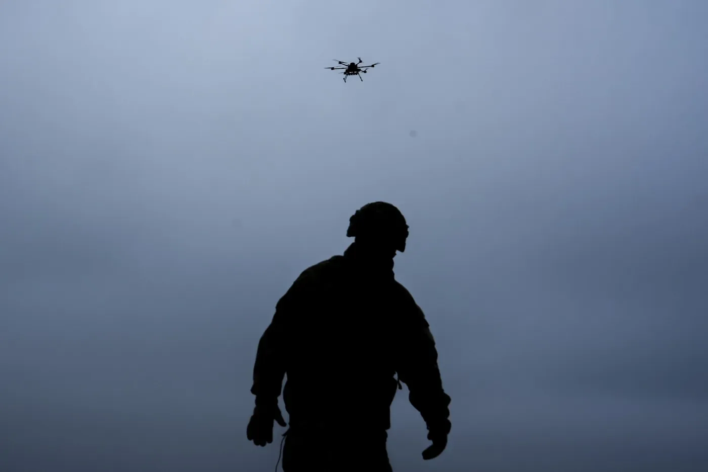 Un soldat observă un drone în timpul unui atac aerian.