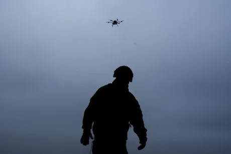 Un soldat observă un drone în timpul unui atac aerian.