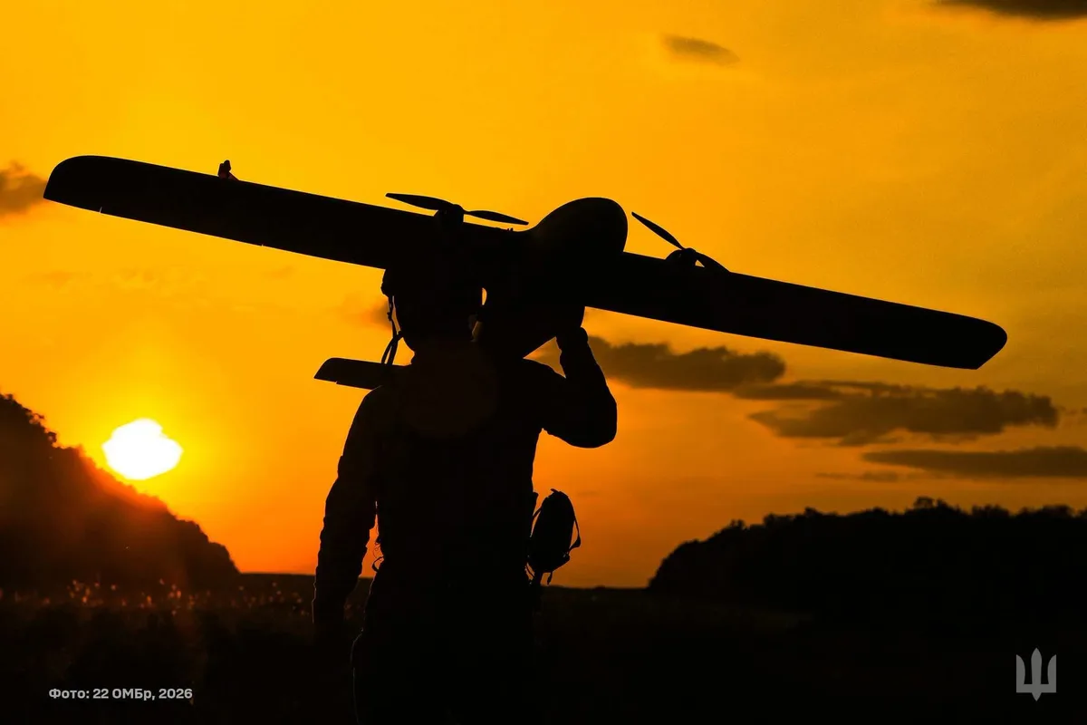 Un soldat pregătește un drone pentru o misiune de atac în apus.