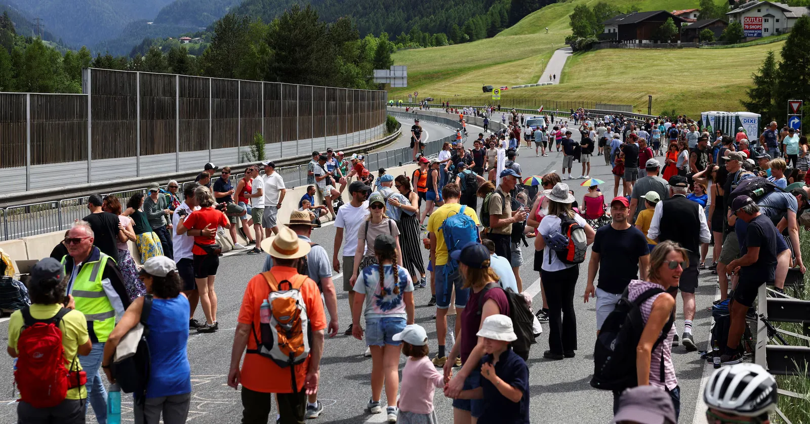 Localnici protestează pe autostrada Brenner, blocând traficul rutier timp de opt ore.