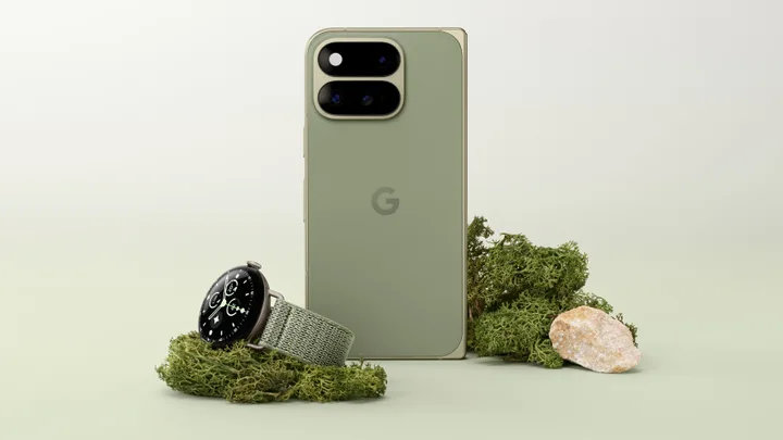 Un telefon Google Pixel 12 și un ceas pe un fundal verde deschis.