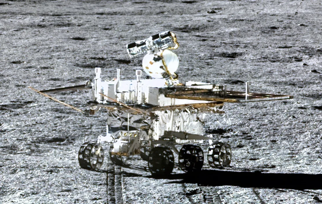 Roverul Yutu-2 pe suprafața Lunii, explorând terenul lunar.
