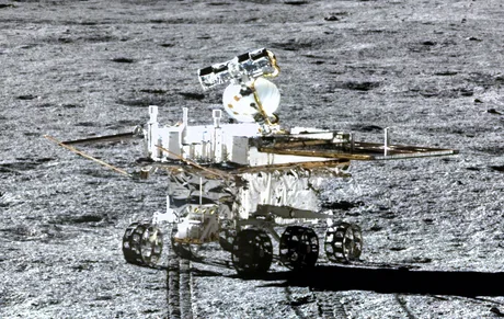 Roverul Yutu-2 pe suprafața Lunii, explorând terenul lunar.