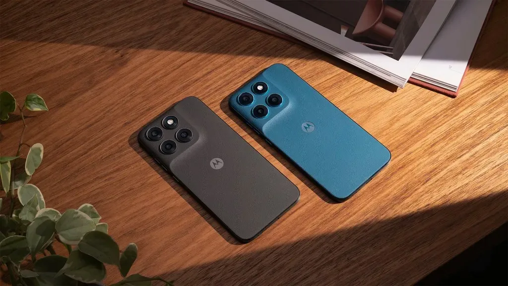 Motorola Moto G77 în culorile Black Olive și Shaded Spruce pe un fundal de lemn.