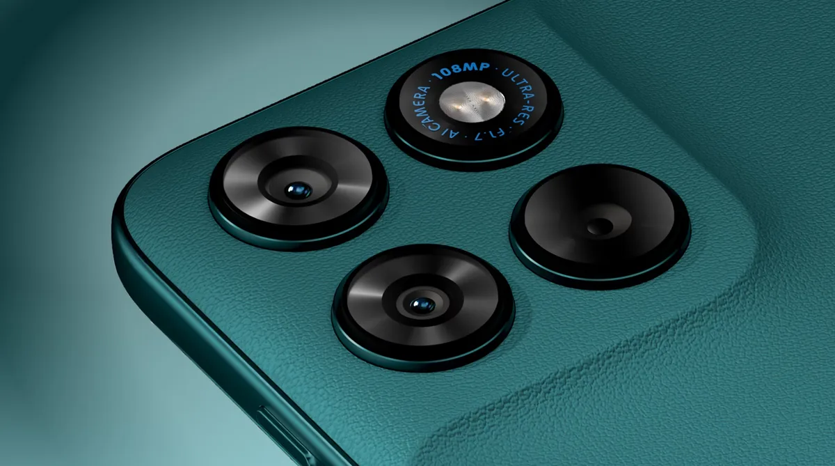 Detaliu al camerei principale de 108 MP a telefonului Motorola Moto G77.