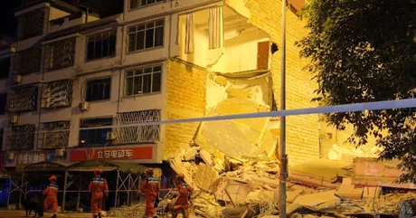 Clădiri prăbușite în urma cutremurului din Guangxi, salvatori în acțiune.
