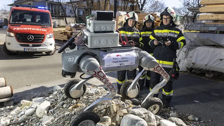 Câine-robot dezvoltat pentru a ajuta pompierii în intervenții de urgență.