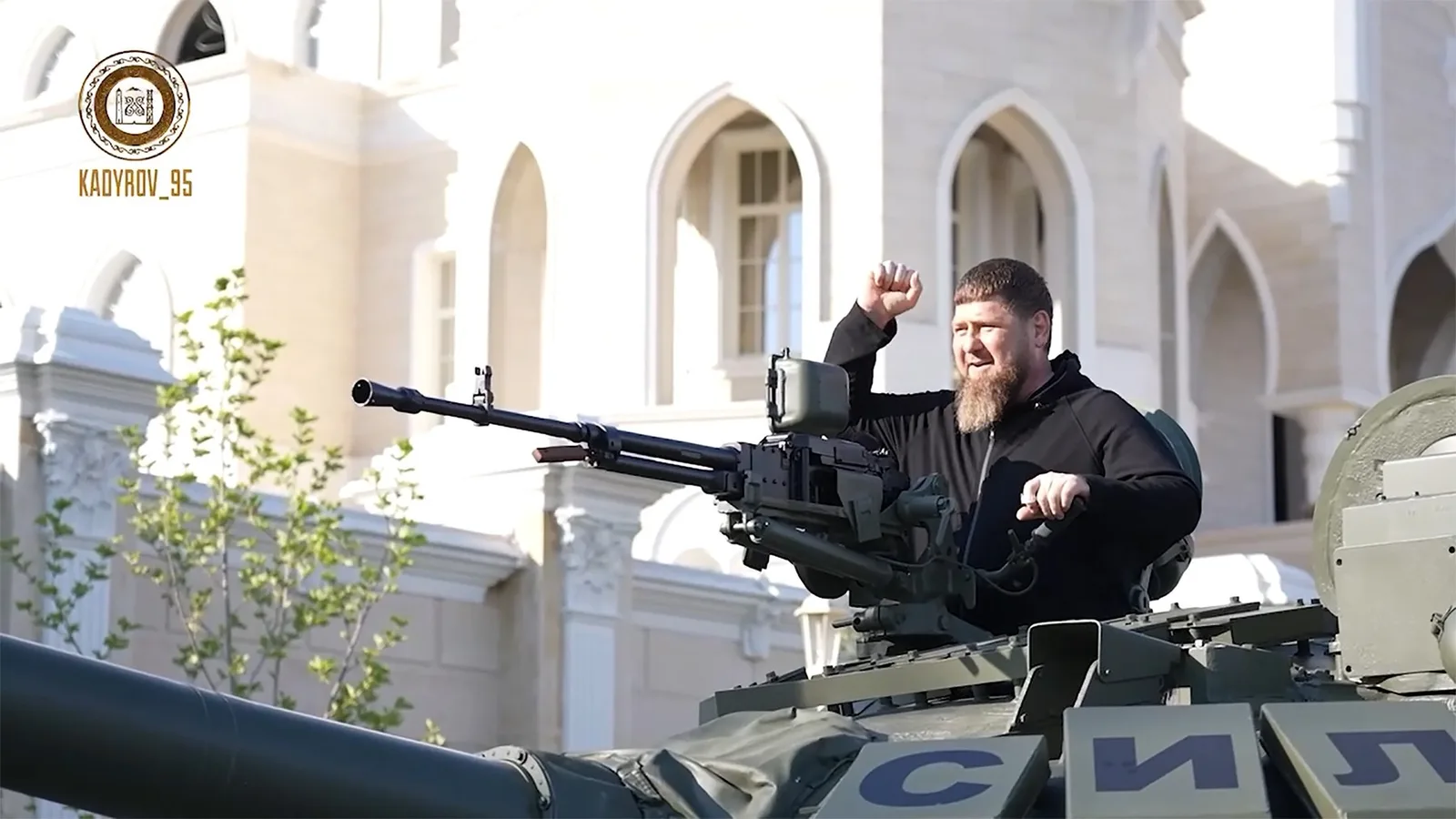 Ramzan Kadîrov pe un tanc, exprimându-și opiniile despre NATO.