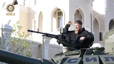 Ramzan Kadîrov pe un tanc, exprimându-și opiniile despre NATO.