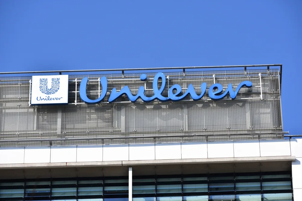 Logo Unilever pe un fundal albastru, simbolizând expansiunea în wellness.