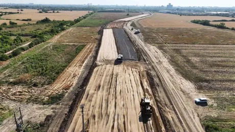 Lucrări de construcție pe varianta de ocolire Timișoara Vest, cu teren pregătit pentru asfaltare.
