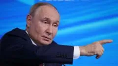 Vladimir Putin discutând despre situația din Ucraina și presiunea asupra Europei.