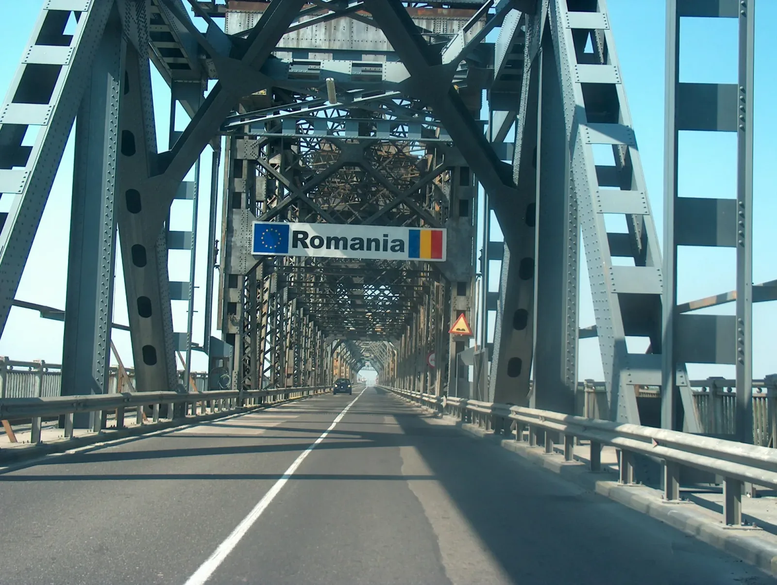 Podul Giurgiu-Ruse cu semnul de intrare în România.