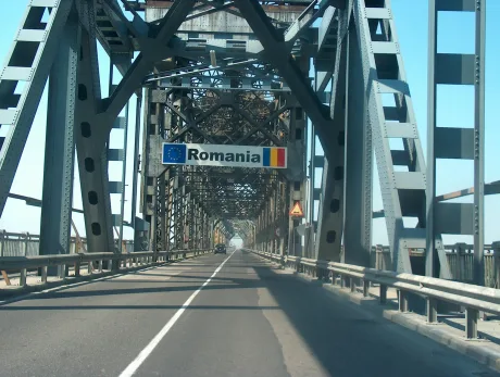 Podul Giurgiu-Ruse cu semnul de intrare în România.