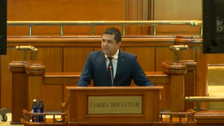 Deputatul Radu Miruță susține un discurs în Parlament despre pesedizarea instituțiilor.