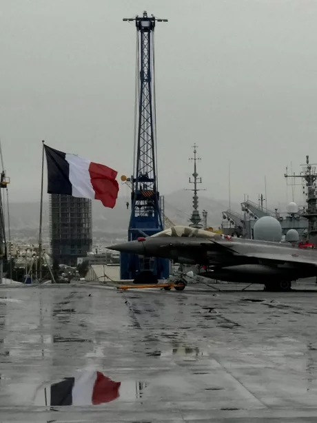 Vedere de pe portavionul Charles de Gaulle cu steagul Franței fluturând.