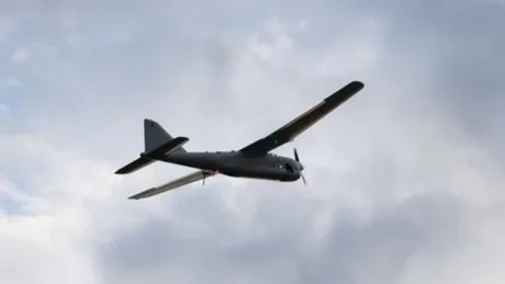 O dronă zboară pe un fundal de nori, simbolizând atacurile din Crimeea.