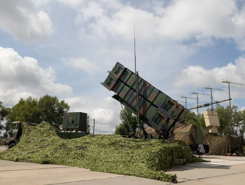Sistem de apărare antiaeriană Patriot pregătit pentru acțiune în condiții de alertă.